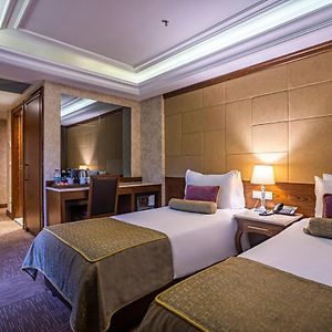 Connecting Room